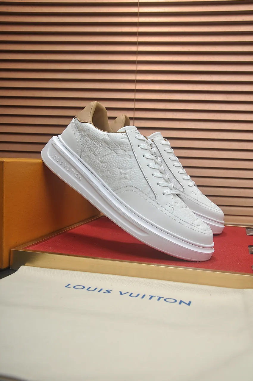 Men's men's shoes 💰640💶Original development, quality shipping, welcome to compare - LV sneaker series sports shoes introduce the loose silhouette of the ready-to-wear series into the spring and summer men's wear shows and make an eye-catching appearance. The cow leather upper is combined with rough fabric laces, and colorful beading highlights the brand's classic elements. LV letters mark the tongue and Monogram floral outsole. Mixed materials Made of top-grain cowhide, thick shoelace design, large Monogram print on the side, mesh lining and cotton feet, the comfort is as extreme as ever, premium heritage, quality first, worth owning! Size: Men’s 38-45 (45 is custom-made and cannot be returned or exchanged)